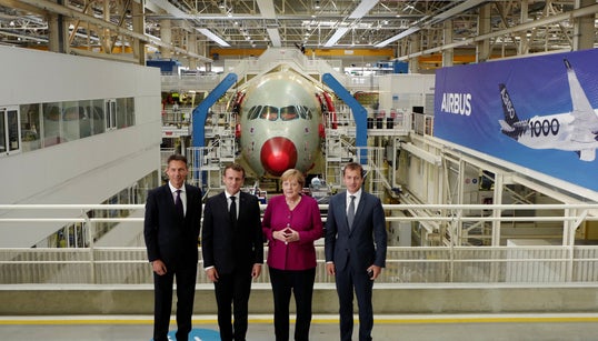 En s’affichant ensemble à Airbus, Macron et Merkel veulent envoyer un