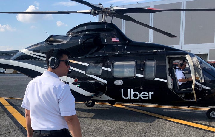 Un piloto junto a un helicóptero operado por Uber Copter, el nuevo servicio de Uber, que ofrece viajes entre Manhattan y el aeropuerto JFK de Nueva York. 