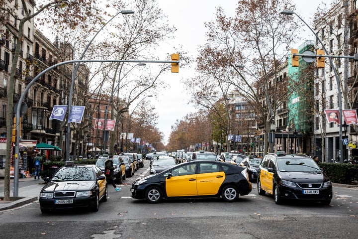 Una concentración de taxis en la Gran Via de Barcelona para pedir restricciones a las VTC en enero de 2019.