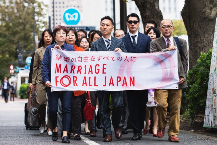 東京地裁に向かう原告と弁護団