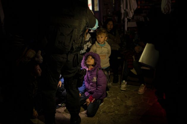 Φρουρός της Frontex μετράει τους διασωθέντες μετανάστες και πρόσφυγες στο μικροσκοπικό λιμάνι της Σκάλας Συκαμιάς, στη Λέσβο. Ανάμεσά τους βρίσκονται πολλά μικρά παιδιά.