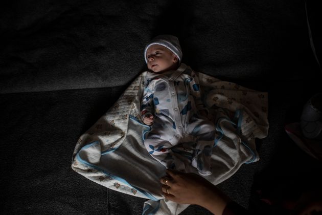 Ο μόλις 6 ημερών Μοχάμεντ Χελάλε από τη Συρία, ο οποίος γεννήθηκε στην Ελλάδα, μέσα σε μια σκηνή στον προσφυγικό καταυλισμό της Μόριας.