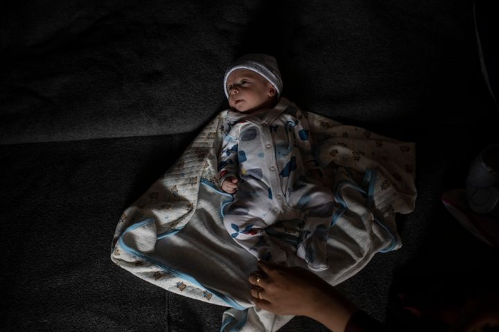 Ο μόλις 6 ημερών Μοχάμεντ Χελάλε από τη Συρία, ο οποίος γεννήθηκε στην Ελλάδα, μέσα σε μια σκηνή στον προσφυγικό καταυλισμό της Μόριας.