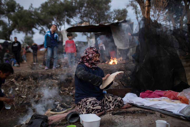 Η Παργκούλ Ραχμάνι, 57 ετών, φτιάχνει ψωμί σε ένα αυτοσχέδιο «αρτοποιείο» στη Μόρια.