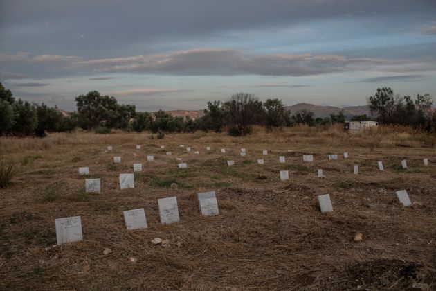 Επιτύμβιες στήλες πάνω από τους τάφους μεταναστών και προσφύγων που πνίγηκαν στη θάλασσα κατά τη διέλευση τους από την Τουρκία στην Ελλάδα, σε ένα άτυπο νεκροταφείο κοντά στο χωριό Κάτω Τρίτος στη Λέσβο.