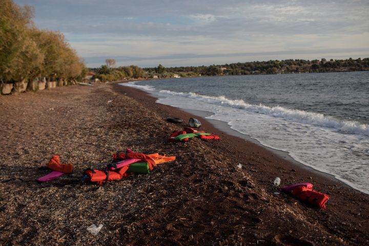 Σωσίβια γιλέκα προσφύγων και μεταναστών στην παραλία του παραθαλάσσιου χωριού Τσόνια της Λέσβου.