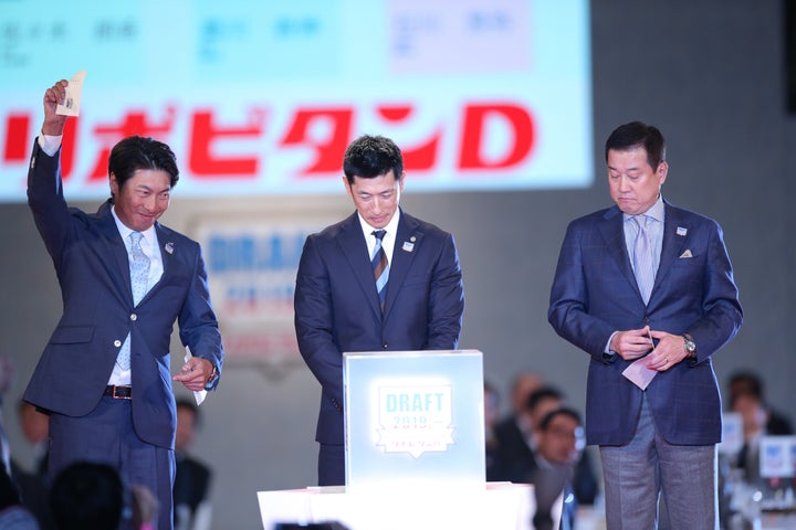 ドラフト会議で1位指名した石川・星稜高の奥川恭伸投手との交渉権を獲得したヤクルトの高津臣吾監督(左)