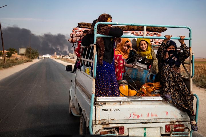 トルコ国境に近いシリア北東部の町ラスアルアインから避難する人々（2019年10月16日撮影）