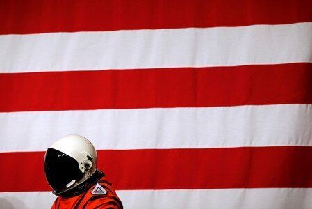Εδώ η μηχανικός Ντάστιν Γκόμερτ της NASA, με την ειδική στολή προστασίας για τους επόμενους αστροναύτες.