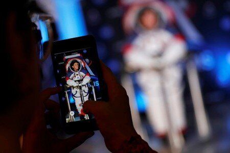 Κριστίν Ντέιβις. Μηχανικός - και πλέον σχεδιάστρια εξελιγμένων στολών της NASA, εδώ στην επίσημη παρουσίαση της "Κολεξιόν 2024» , στην Ουάσιγκτον. Eδώ σε φωτογραφία από κινητό τηλέφωνο...