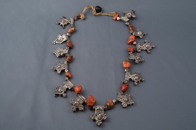 collier, XX Siècle, Mauritanie confins sahariens.
Argent, ambre, corail, exposition au MMVI