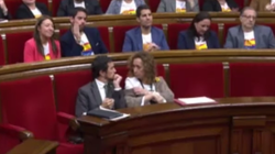 Un conseller de Torra sorprende con este gesto durante la intervención de Roldán (Cs) en el