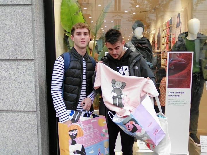 Javier y Rubén, tras comprar camisetas de Kaws en la tienda de Uniqlo.