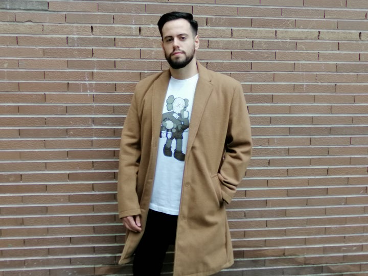 Adrián Torres, joven de 27 años, con la camiseta de Kaws.