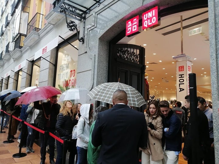 Cola de clientes para entrar en la primera tienda de Uniqlo en Madrid.