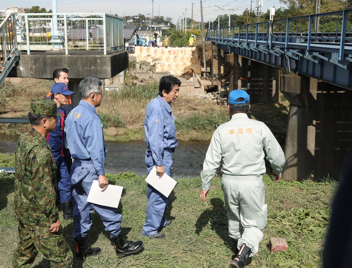 被災地を視察する安倍総理