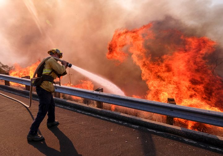 2018年に起きた火災で、消火にあたる消防士