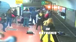 Poussée par inadvertance sur les rails, cette femme a été sauvée de