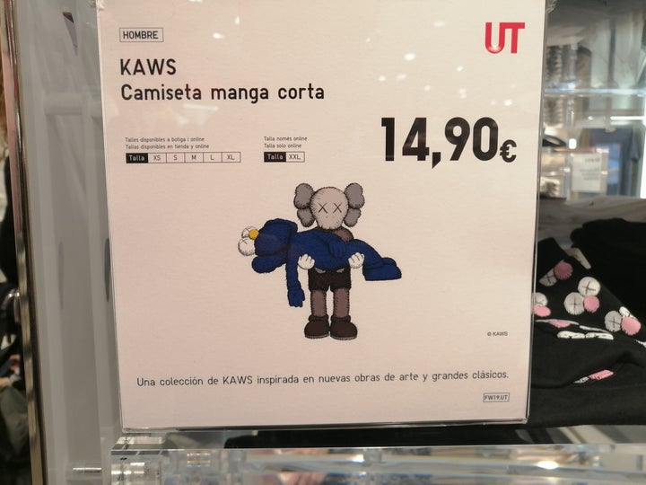 Estantería de camisetas de Kaws en Uniqlo.
