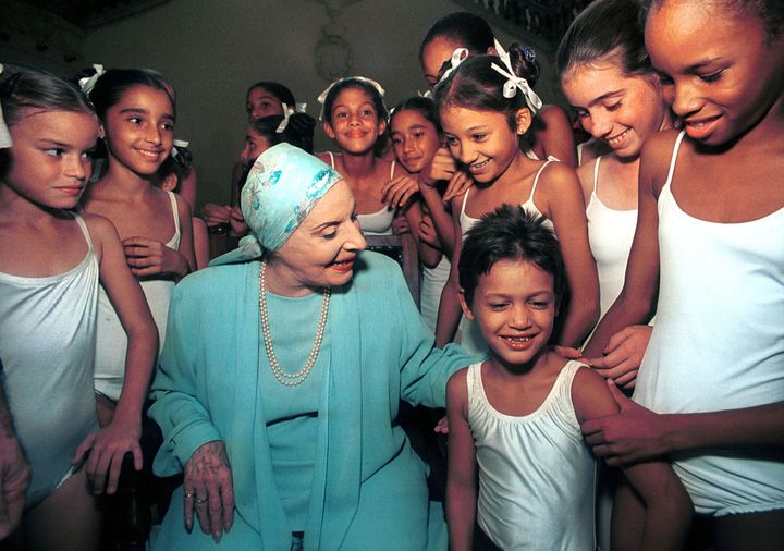 Η Πρόεδρος της Εθνικού Μπαλέτου της Κούβας και Α' Χορεύτρια Αλίσια Αλόνσο, μαζί με τους μαθητές της, στην Αβάνα. 