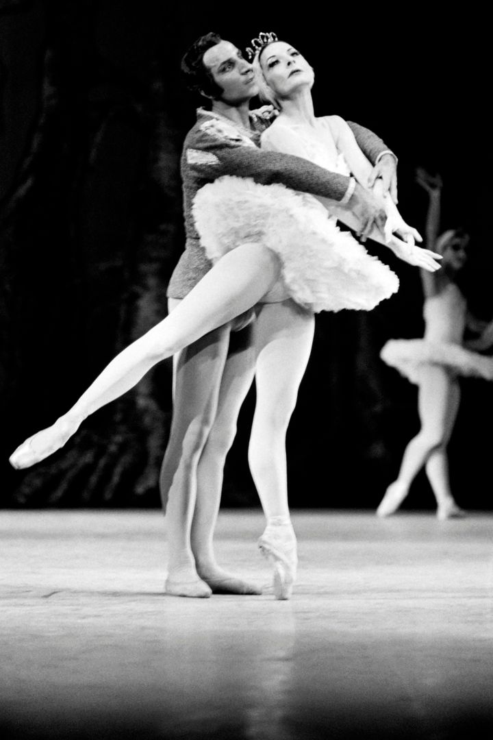 H Α'Χορεύτρια της Κούβας Αλίσια Αλόνσο (Δ) και ο Ρώσος χορευτής Αζάρι Πλισέτσκι ερμηνεύουν την «Λίμνη των Κύκνων», στο Παρίσι, το 1970.