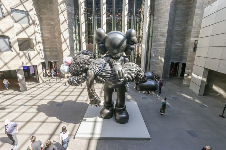 Una escultura de Kaws en la National Gallery de Victoria, en Melbourne, Australia.