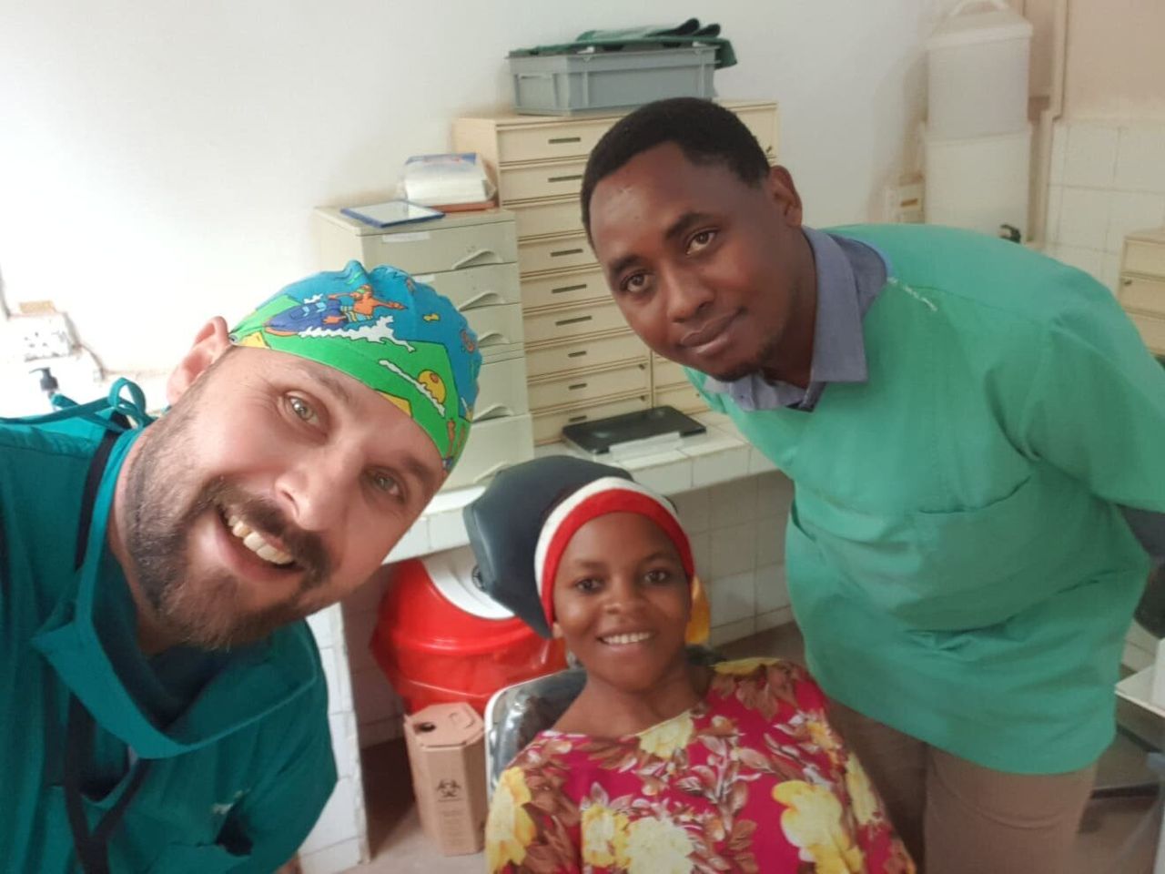 Ο Σπύρος Αρμπής με τον οδοντίατρο του νοσοκομείου και μια ασθενή. 