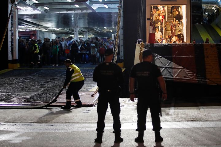 Πρόσφυγες και μετανάστες φτάνουν από τη Λέσβο στο λιμάνι του Πειραιά