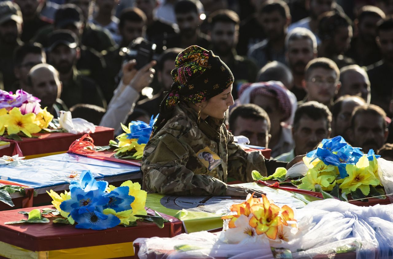 Μια κούρδισσα του YPJ θρηνεί πάνω από το φέρετρο συμπατριώτη της. Ρας αλ Αϊν, 14 Οκτωβρίου.