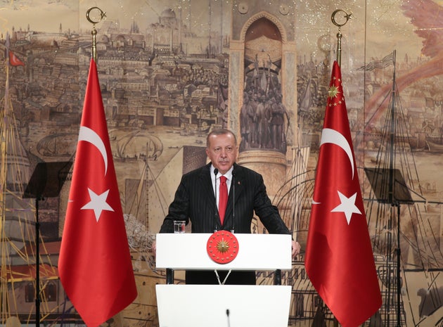 O Tαγίπ Ερντογάν απευθύνεται στους ξένους ανταποκριτές σε συνέντευξη Τύπου στο Ντολμάμπαχτσε της Κωνσταντινούπολης, στις 18 Οκτωβρίου 2019.