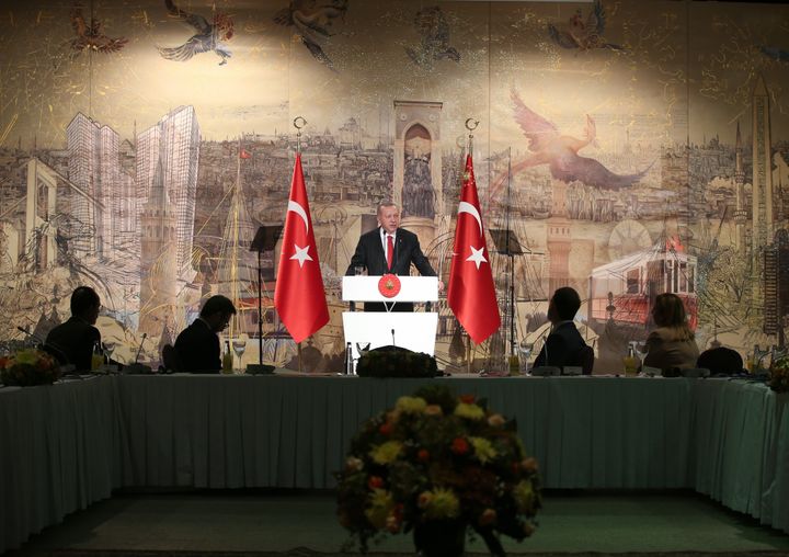 O Tαγίπ Ερντογάν απευθύνεται στους ξένους ανταποκριτές σε συνέντευξη Τύπου στο Ντολμάμπαχτσε της Κωνσταντινούπολης, στις 18 Οκτωβρίου 2019.