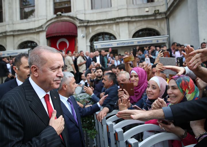 Ο Ταγίπ Ερντογάν χαιρετά τα πλήθη έξω από το τέμενος Βαλιντέ Σουλτάν στην Κωνσταντινούπολη, μετά την προσευχή της Παρασκευής στις 18 Οκτωβρίου 2019.
