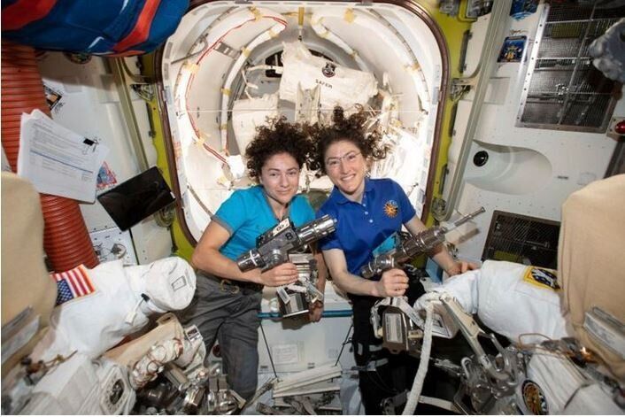 Η Τζέσικα Μέιρ (αριστερά) μαζί με την Κριστίνα Κοχ στον Διεθνή Διαστημικό Σταθμό.