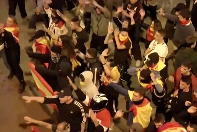 Des militants espagnols d'extrême droite dans les rues de Barcelone dans la nuit du 17 au 18 octobre