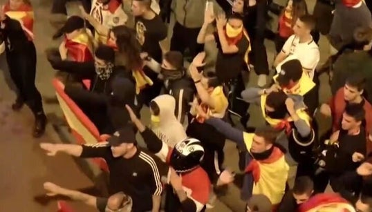 Qui sont les militants d’extrême droite qui font des saluts nazis dans les rues de