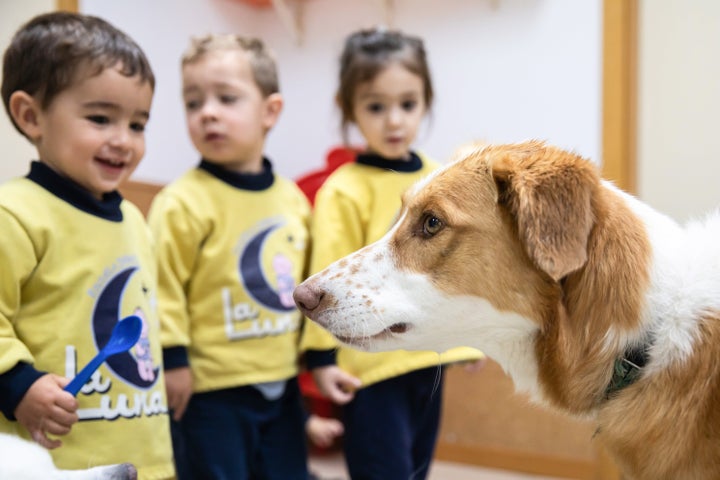 Kohe, con algunos niños del Colegio La Luna.