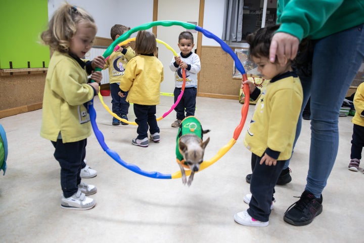 Jacinta, en el circuito junto a los niños del Colegio La Luna.