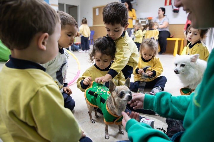 Jacinta y Cayetana con los niños de la clase.