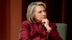 Hillary Clinton s’en prend à une candidate démocrate, “la favorite des