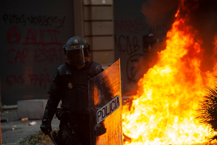 Un policía antidisturbios durante los enfrentamientos en Barcelona.
