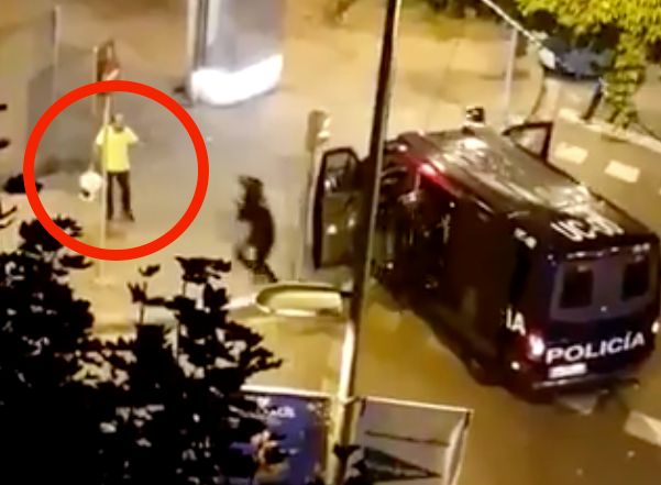 La policía arresta a un hombre que apagaba una barricada en Girona