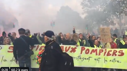Dans le calme, les gilets jaunes rendent hommage aux pompiers un peu partout en