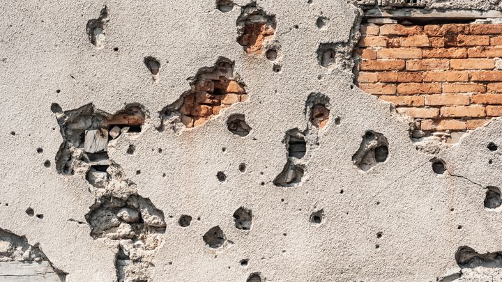 Φωτογραφία από τα σημάδια που άφησαν σφαίρες και θραύσματα πάνω σε ένα τοίχο, μετά τον πόλεμο στην Βοσνία. Η φωτογραφία τραβήχτηκε στο Μόσταρ, πνευματικό και οικονομικό κέντρο - πρωτεύουσα της Ερζεγοβίνης. 