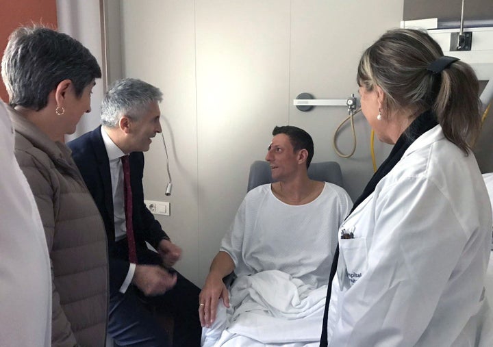 El ministro Grande-Marlaska, visitando a policías heridos en un hospital de Barcelona.