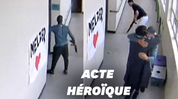 Les incroyables images de cet entraîneur de football maîtrisant un lycéen