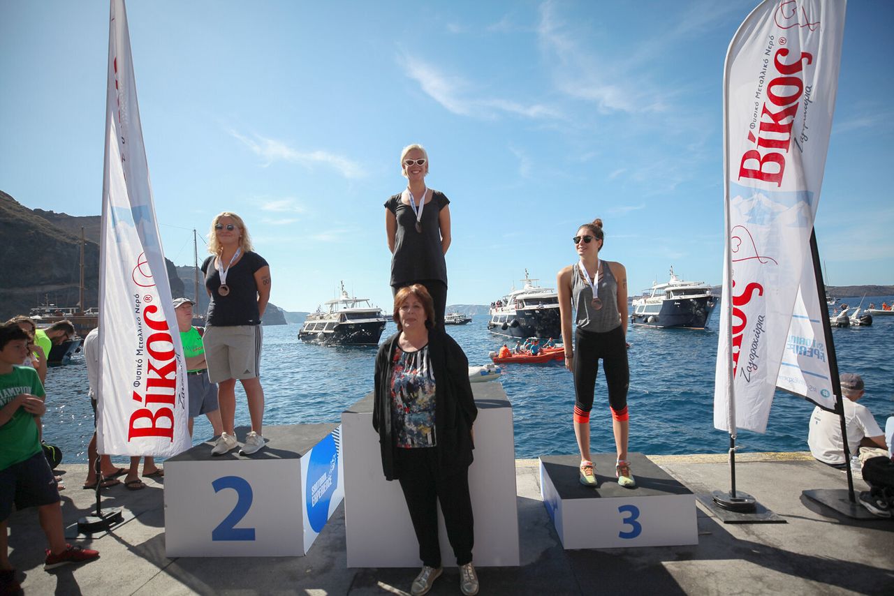 Οι τρεις πρώτες κολυμβήτριες στον αγώνα κολύμβησης open water by Vikos με την Αντιδήμαρχο Θήρας, Οίας, Θηρασίας, κα. Σοφία Κίτσου 