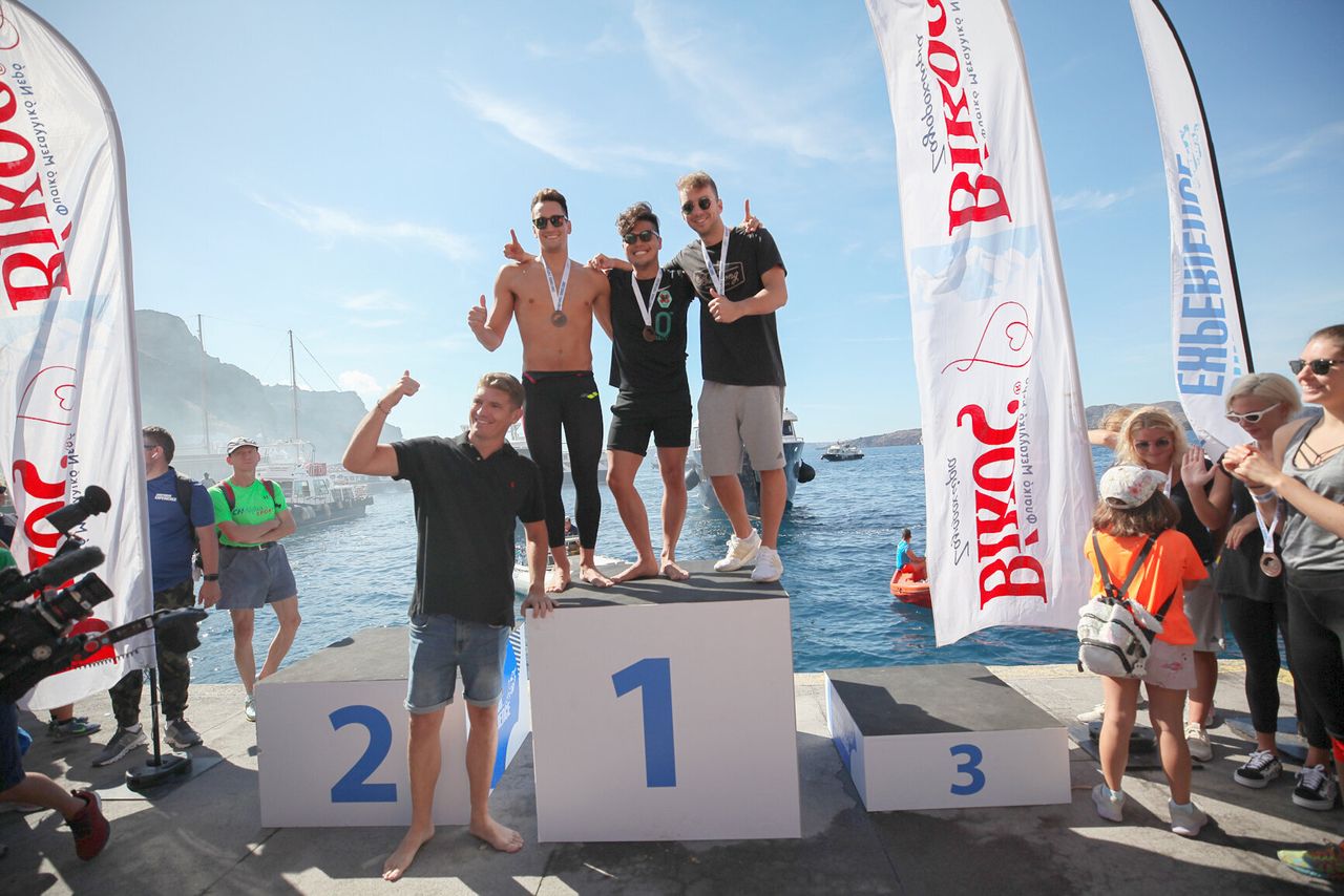 Οι τρεις πρώτοι κολυμβήτριες στον αγώνα κολύμβησης open water by Vikos με τον αργυρό Ολυμπιονίκη Σπύρο Γιαννιώτη
