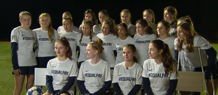 Les joueuses du lycée de Burlington arborant les T-shirts #EQUALPAY.