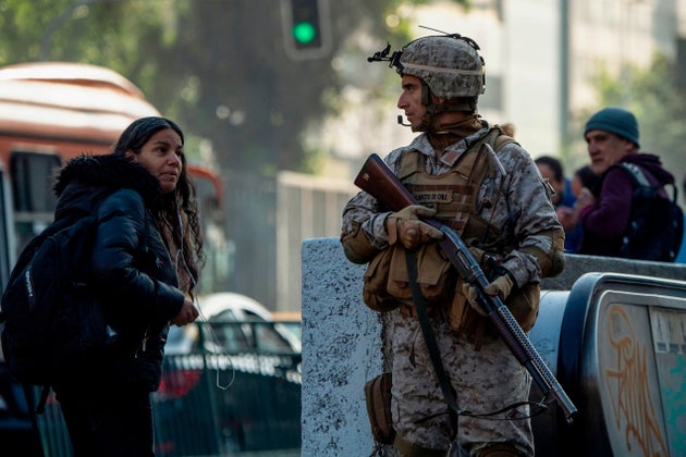 Des soldats chiliens patrouillent dans les rues de Santiago, la capitale, pour assurer sa