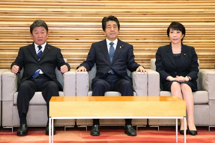 10月18日、閣議に臨んだ安倍晋三首相ら